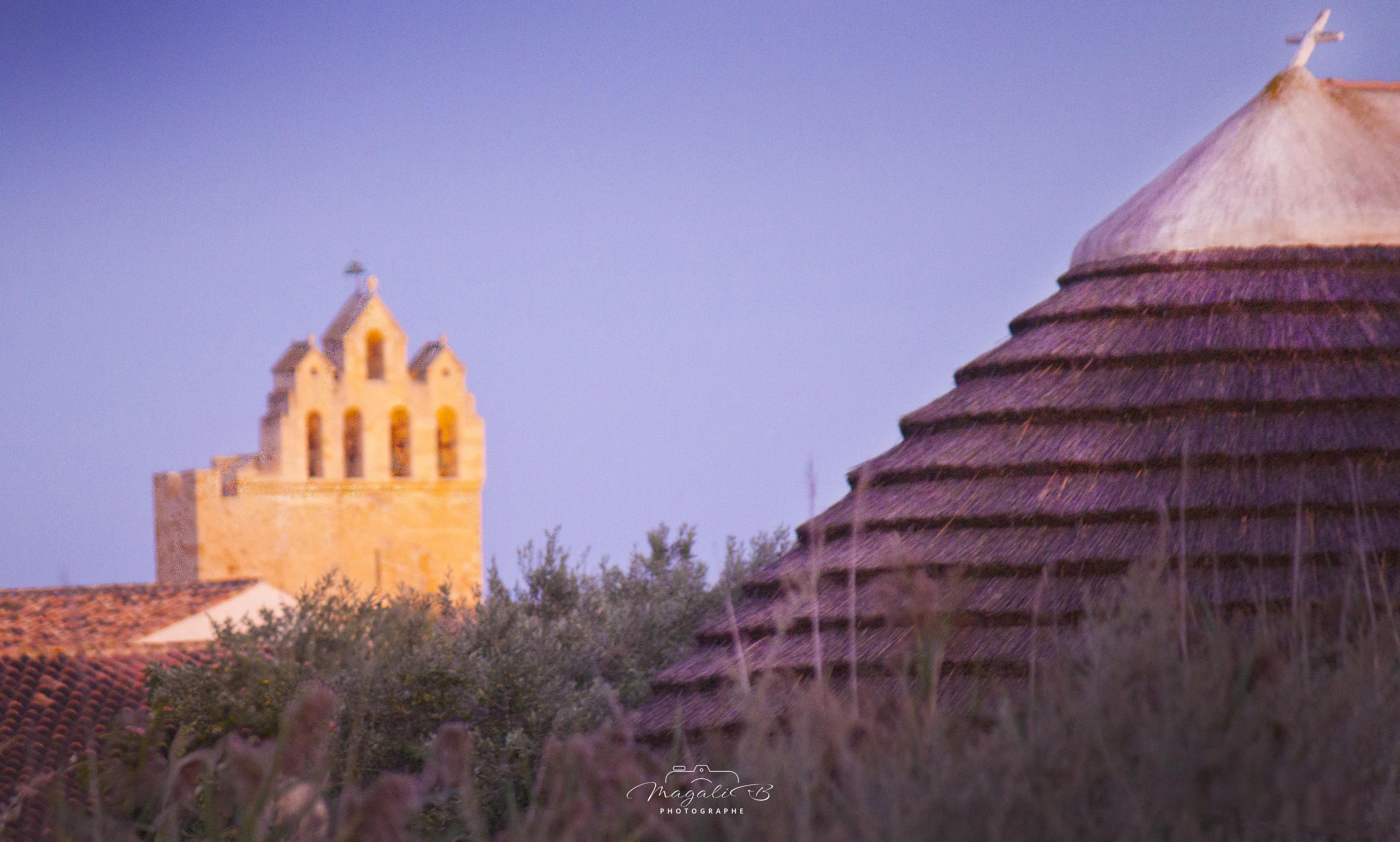 Cabane de gardian et église traditionnelle