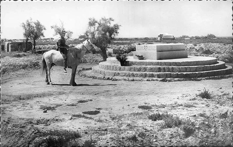 Tombeau du Marquis de Baroncelli aux Saintes-Maries-de-la-Mer, surmonté de la croix camarguaise
